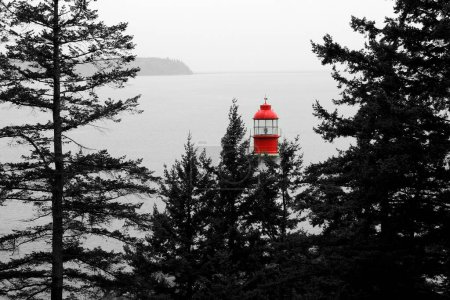 Foto de Luz blanca y roja Point Atkinson en Vancouver Columbia Británica - Imagen libre de derechos