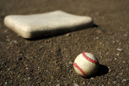 Téléchargez les photos : Détail de baseball sur le terrain avec plaque à la maison et saleté texturée - en image libre de droit
