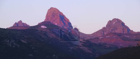 Téléchargez les photos : Chaîne de montagnes Grand Tetons ou Montagnes Teton avec lumière du coucher du soleil - en image libre de droit