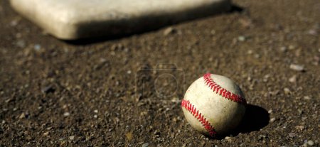 Téléchargez les photos : Détail de baseball sur le terrain avec plaque à la maison et saleté texturée - en image libre de droit