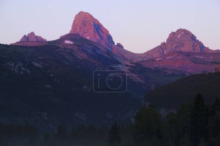Téléchargez les photos : Chaîne de montagnes Grand Tetons ou Montagnes Teton avec lumière du coucher du soleil - en image libre de droit