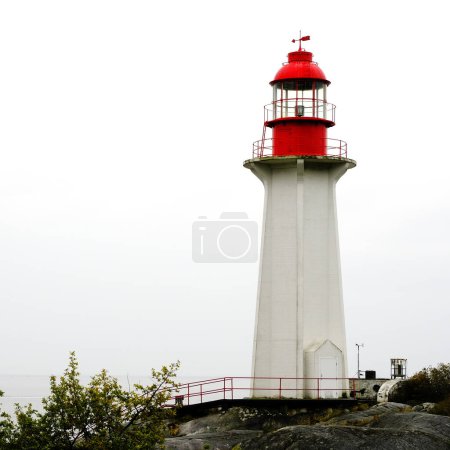 Foto de Luz blanca y roja Point Atkinson en Vancouver Columbia Británica - Imagen libre de derechos