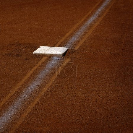 Téléchargez les photos : Base baseball et ligne de base crayée en diamant - en image libre de droit