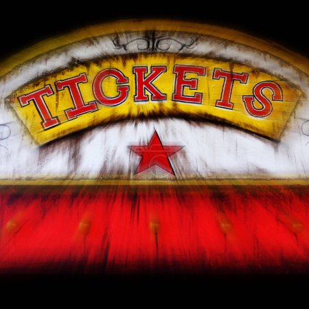 Alte Fahrkartenbude im Karneval oder Zirkus verkauft Fahrkarten für Fahrgeschäfte und lustige Zoombewegungen