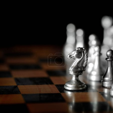 Piezas en tablero de ajedrez para jugar juego y estrategia caballero reino juego