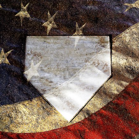 Téléchargez les photos : Home plate sur le terrain de baseball avec le modèle de drapeau américain sport passe-temps préféré - en image libre de droit