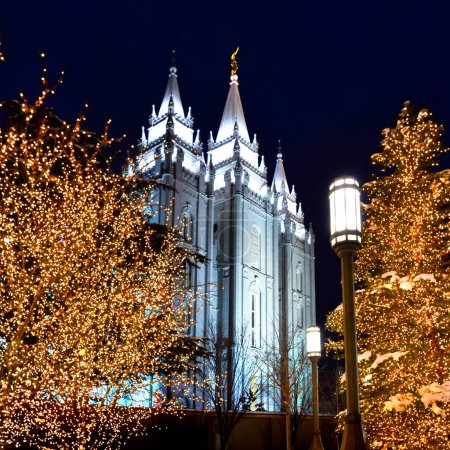 Salt Lake City Temple Square Weihnachtsbeleuchtung an Bäumen und Kirchtürmen Weihnachtsdekoration