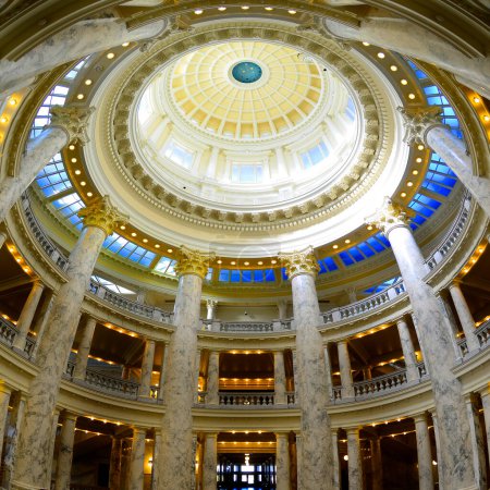 Téléchargez les photos : Dôme du bâtiment de la capitale nationale avec lumières et marbre de verre gouvernement historique - en image libre de droit