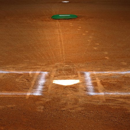 Téléchargez les photos : Assiette de baseball avec boîte à pâte lignes de craie en terre argileuse marron - en image libre de droit