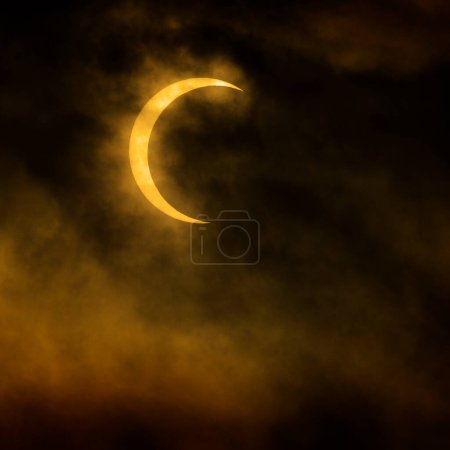 Ring des Feuers Finsternis von Mond und Sonne mit Wolken Details