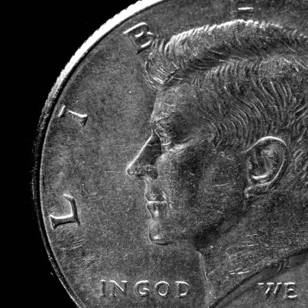 Gros plan des pièces américaines En Dieu Nous faisons confiance à la vieille texture usée argent