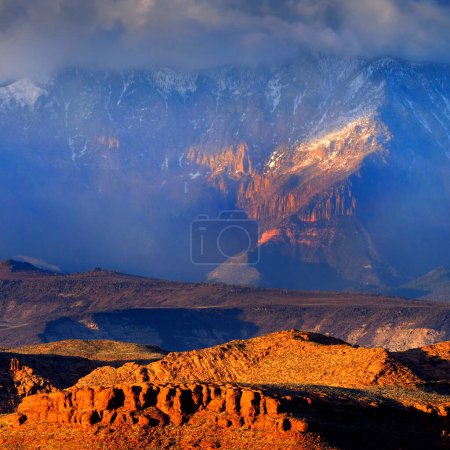 Téléchargez les photos : Falaises rouges paysage Utah montagnes tempête nuages et neige - en image libre de droit