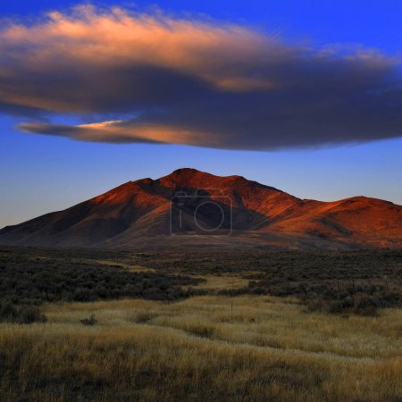 Téléchargez les photos : Coucher ou lever de soleil sur la montagne avec nuage dans le ciel paysage pittoresque - en image libre de droit
