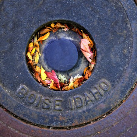 Téléchargez les photos : Détail de fer métal rond trou d'homme couvercle dans la ville de Boise Idaho système d'eau de la capitale de l'État - en image libre de droit