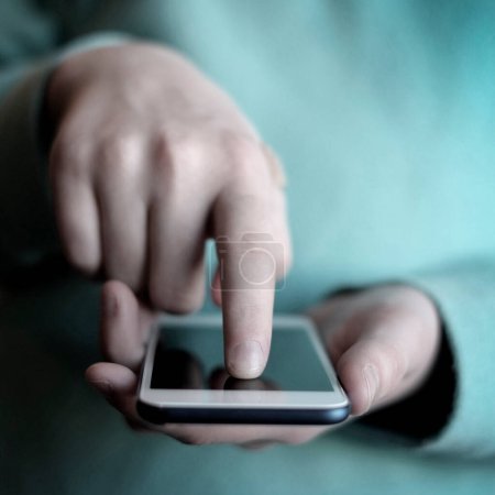 Téléchargez les photos : Personne tenant un téléphone intelligent dans les mains pour communiquer et envoyer des textos - en image libre de droit