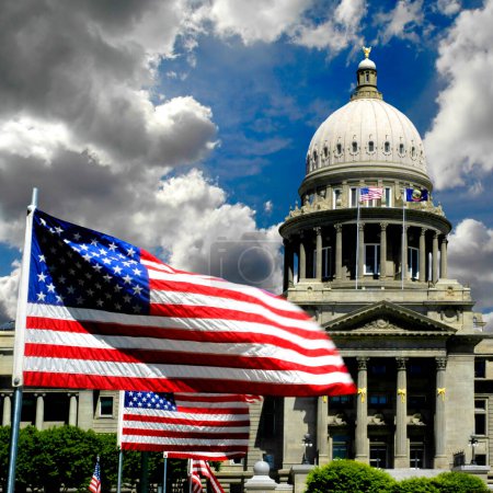 Téléchargez les photos : Immeuble de la capitale nationale avec drapeaux et ciel - en image libre de droit