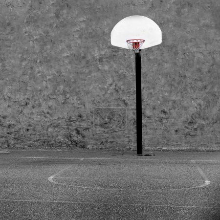 Téléchargez les photos : Cerceau de basket urbain dans des textures de terrain de jeu en béton grungy - en image libre de droit