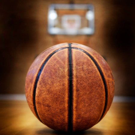 Téléchargez les photos : Terrain de basket-ball avec cerceaux de balle jantes plancher de bois franc et lumières pour le jeu de compétition - en image libre de droit