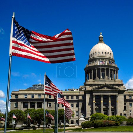 Téléchargez les photos : Bâtiment du Capitole d'Etat avec drapeaux et ciel - en image libre de droit