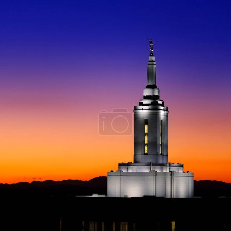 Pocatello Idaho LDS Mormón Templo Santo de los Últimos Días con luces al atardecer Angel Moroni