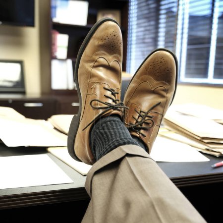Téléchargez les photos : Homme d'affaires homme d'affaires avec les pieds sur le bureau détente - en image libre de droit