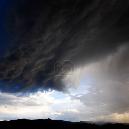 Téléchargez les photos : Stom nuages dans le ciel de nombreuses tempêtes - en image libre de droit