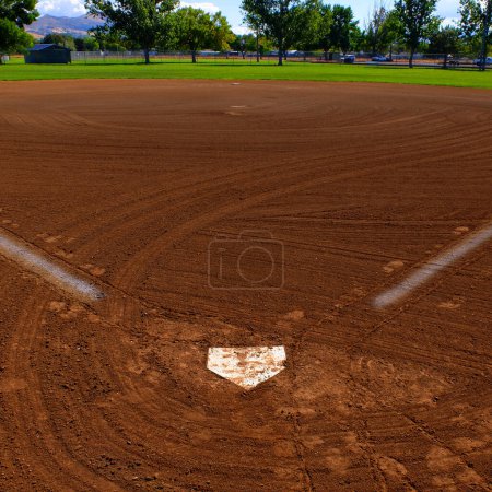 Baseball Homeplate mit bemalten Baselines auf Ball-Diamant