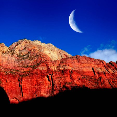 Téléchargez les photos : Falaises rocheuses rouges dans le parc national de Sions Utah explorer la nature sauvage montagnes accidentées avec croissant de lune - en image libre de droit