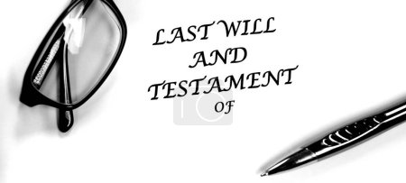 Testamentsdokument mit Brille und Stift zur Unterschrift auf dem Schreibtisch