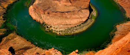 Téléchargez les photos : Horseshoe Bend célèbre vue sur le fleuve Colorado vert dans un canyon avec des falaises rocheuses rouges - en image libre de droit