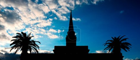 Téléchargez les photos : Florida Mormon LDS Temple bâtiment avec ciel bleu et nuages - en image libre de droit