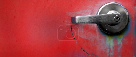Téléchargez les photos : Portes industrielles rouges porte métallique texturée avec poignées d'ouverture et serrures pour la sécurité - en image libre de droit