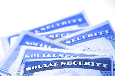 Téléchargez les photos : Cartes de sécurité sociale pour l'identification et la retraite USA - en image libre de droit