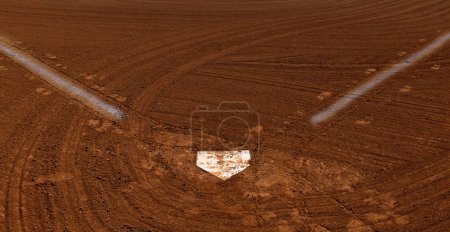 Plaque de baseball avec lignes de base peintes sur diamant de balle