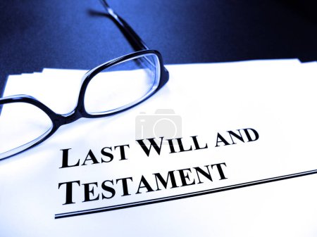 Téléchargez les photos : Testament et testament Documents de planification successorale sur bureau avec lunettes - en image libre de droit