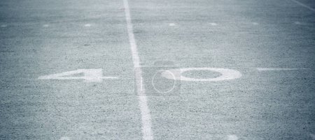 Téléchargez les photos : Terrain de football couvert de neige avec des marques de verges sur l'herbe verte - en image libre de droit