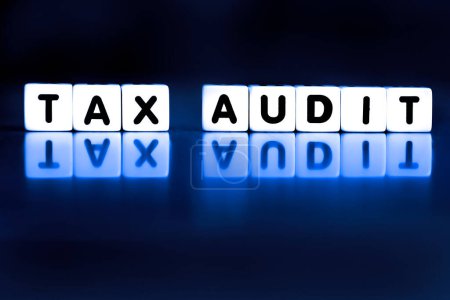 Téléchargez les photos : Vérification fiscale énoncée en termes de dés de bloc représentant l'audit IRS stressant pour les impôts - en image libre de droit