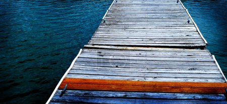 Téléchargez les photos : Vieux quai en bois avec rivage d'eau - en image libre de droit