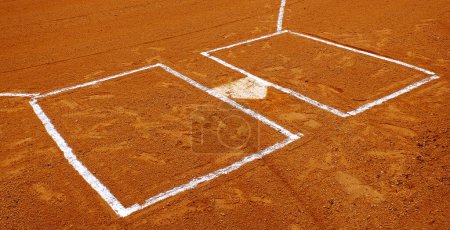 Téléchargez les photos : Base de baseball ou plat blanc contre une saleté sombre pour la compétition et le jeu - en image libre de droit