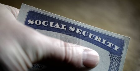 Téléchargez les photos : Cartes de sécurité sociale symbolisant les avantages pour les personnes âgées États-Unis - en image libre de droit