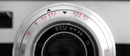 Téléchargez les photos : Vieil appareil photo avec un équipement de photographie à lentille manuelle pour capturer des images - en image libre de droit