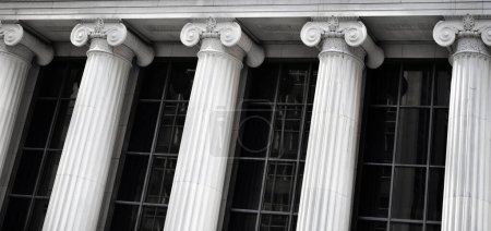 Téléchargez les photos : Détail du palais de justice de la banque bâtiment avec piliers et colonnes - en image libre de droit