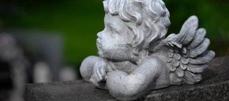 Téléchargez les photos : Détail de la statue de Chérubin Ange chérubin avec ailes visage d'enfant - en image libre de droit
