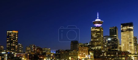 Téléchargez les photos : Vancouver Colombie-Britannique vue d'horizon de la ville la nuit reflétée dans l'eau - en image libre de droit