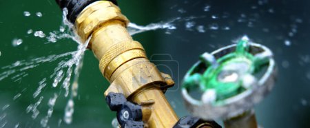 Téléchargez les photos : Gros plan de fuite robinet pulvérisation gouttes de fuite d'eau gouttes - en image libre de droit
