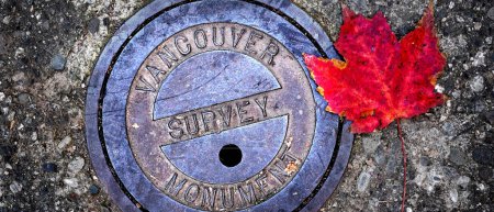 Téléchargez les photos : Gros plan de Vancouver Colombie-Britannique Canada couverture d'homme d'eau avec feuille d'érable rouge - en image libre de droit