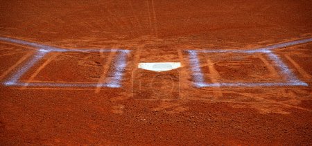 Téléchargez les photos : Assiette de baseball avec boîte à pâte lignes de craie en terre argileuse marron - en image libre de droit
