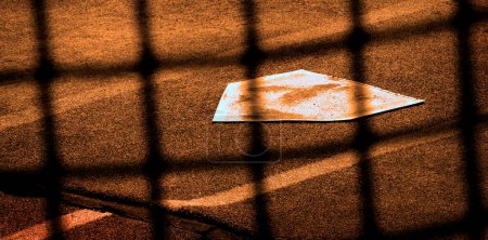Foto de Baseball home plae y backstop alambre de cerca de eslabón de cadena - Imagen libre de derechos