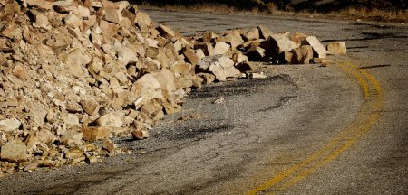 Avalancha de rocas en la carretera que bloquea el peligro de tráfico