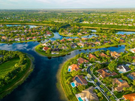 Luftaufnahme von Luxuswohnungen in Weston Florida USA